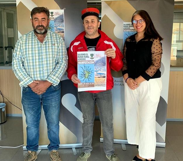 (Antonio Fco. Martínez, con el cartel de la manifestación, flanqueado por Elisa de la Torre y José Antonio Azor.