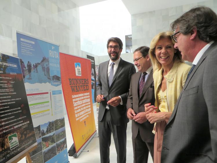 María José López, junto a representantes de las organizaciones empresariales,