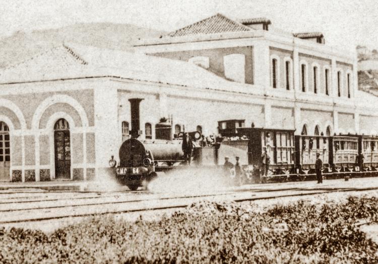Histórica imagen del primer tren que partió desde Granada.