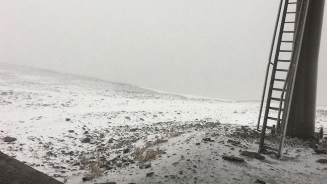 Las primeras nieves del otoño han teñido de blanco las altas cumbres.