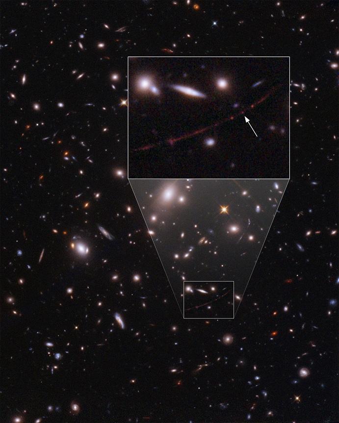 Imagen del telescopio espacial Hubble que muestra Earendel, la estrella más lejana descubierta.
