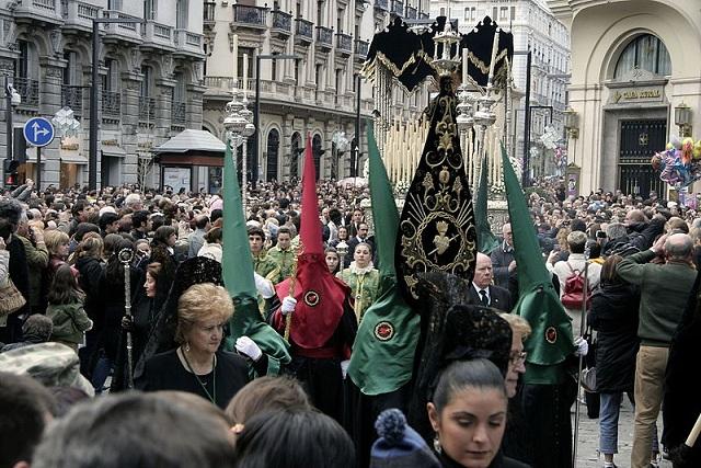 Procesión por el centro de Granada. 