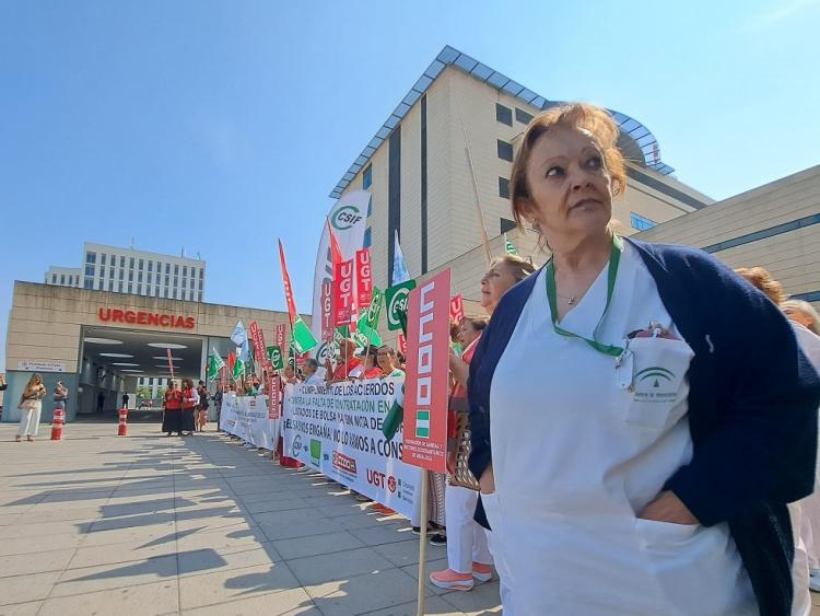 Detalle de la concentración, este martes, a las puertas de Urgencias del Hospital Clínico.