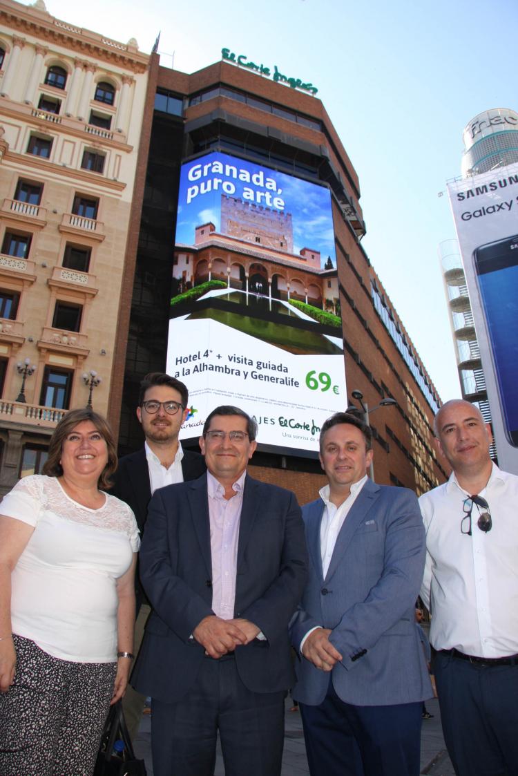 Autoridades ante la pantalla en Plaza de Callao.