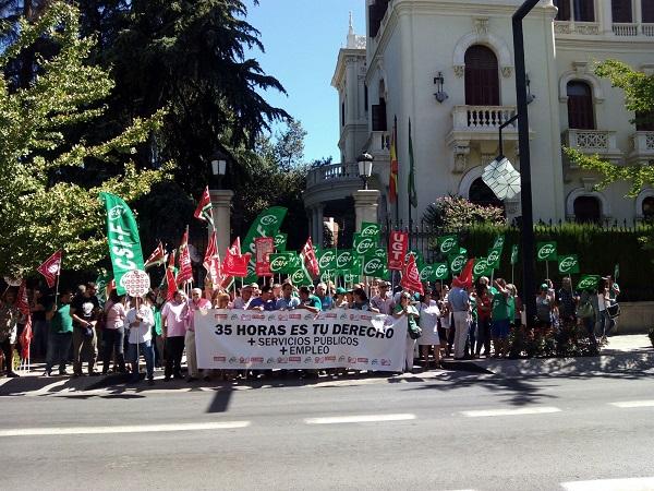 Protesta a las puertas de la Subdelegación.