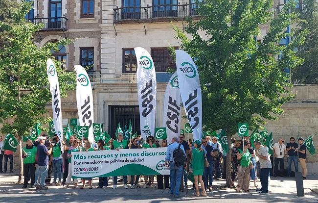 Imagen de archivo de una concentración de CSIF reclamando más recursos para la escuela pública.