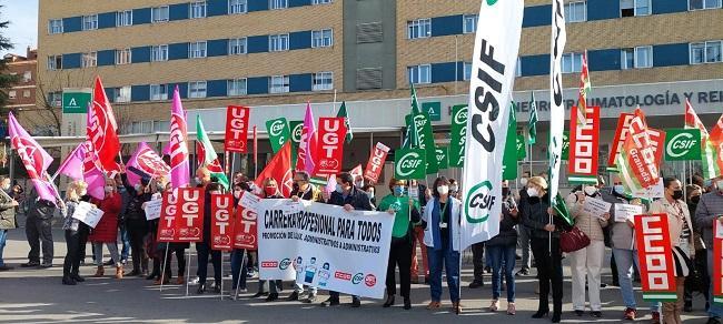 Una de las concentarciones sindicales de CSIF, CCOO y UGT en Granada para exigir la carrera profesional para todas las categorías del SAS