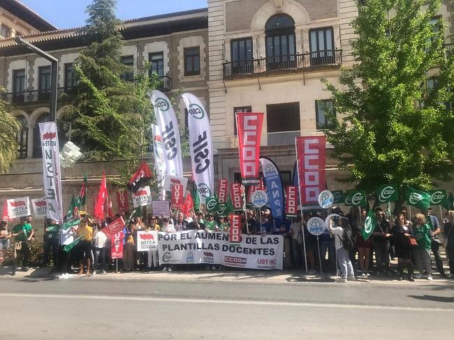 Protesta ante la sede de la Junta en Granada. 