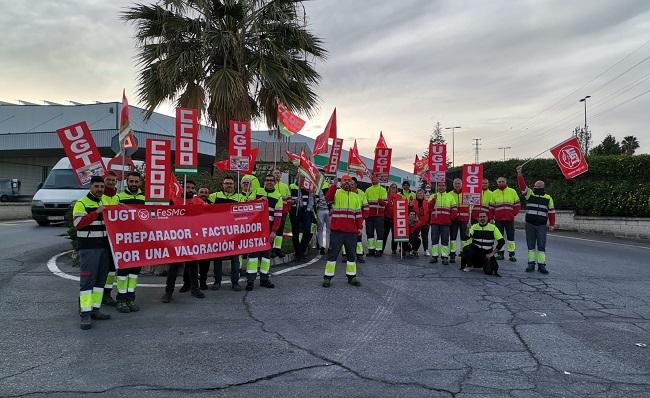 Trabajadores a las puertas del centro logístico de Atarfe.