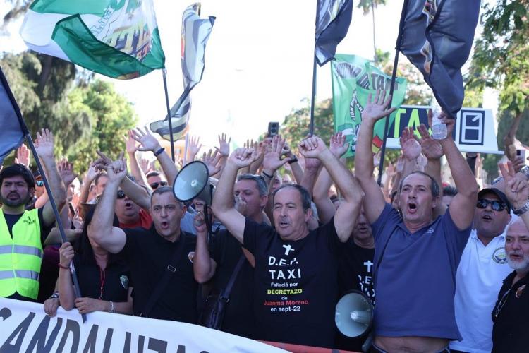 Taxistas, en la protesta de esta tarde frente al Parlamento.