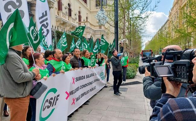Protesta de CSIF ante la Subdelegación del Gobierno.