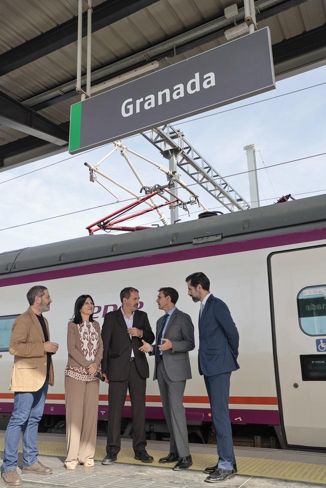 Xavier Flores (centro), con el resto de autoridades, en la estación de Granada.