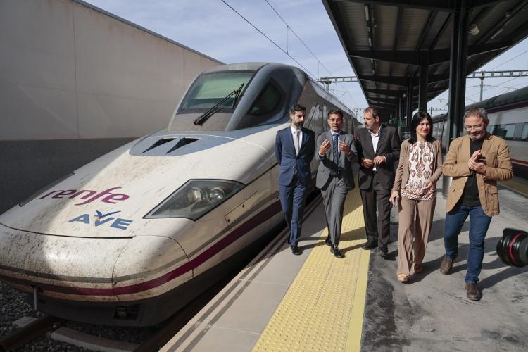 El alcalde conversa con el secretario general de Infraestructuras, acompañado por otras autoridades, en su visita a la estación.