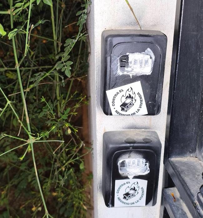 Dos cajetillas de pisos turísticos violentadas.