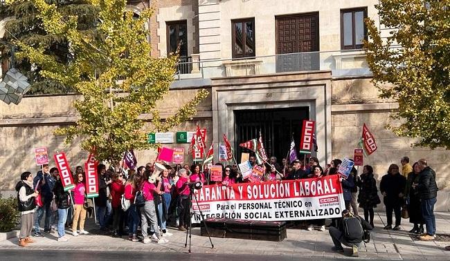 Concentración, este martes, ante la Delegación de la Junta. 