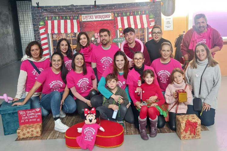 Petis, junto a niños en la jornada lúdica y de reivindicación.