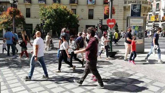 Peatones, en Puerta Real, el pasado fin de semana.