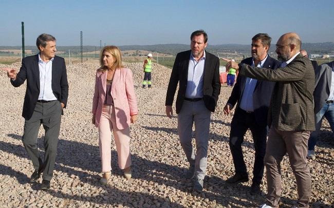 El ministro, con el delegado del Gobierno de España en Andalucía, entre otras autoridades, en su visita a las obras.