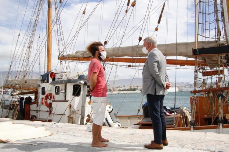 El velero escuela Labora, en el Puerto de Motril.