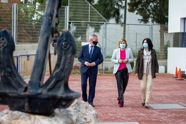 De izquierda a derecha, José García Fuentes, Sandra García e Inmaculada López Calahorro. La delegada del Gobierno, Sandra García, ha visitado este jueves el Puerto de Motril.