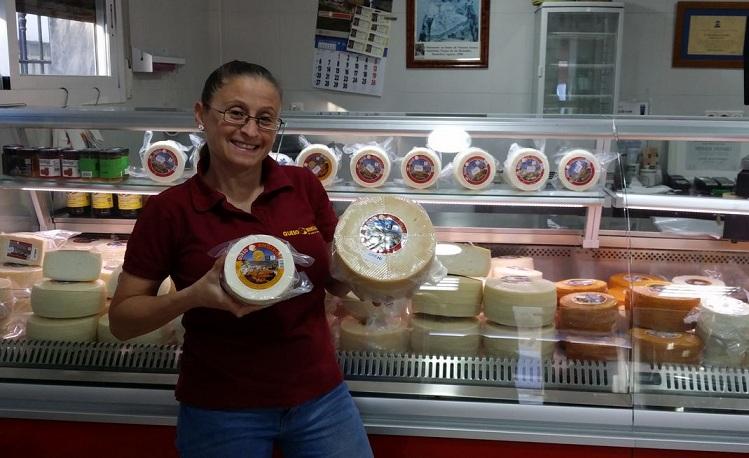 Nieves Zamora, propietaria de Queso Montefrieño, con los quesos galardonados.