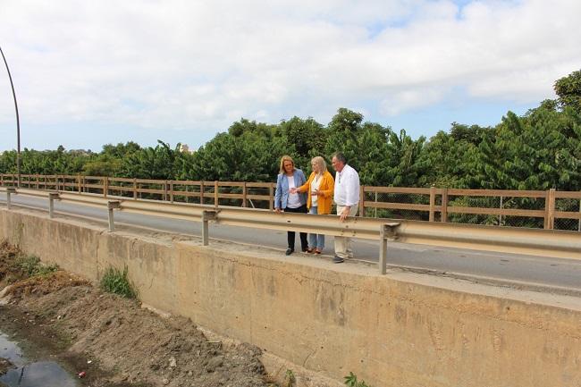 Celia Santiago, durante su visita a la rambla con la alcaldesa de Motril y el teniente alcalde de Agricultura y Medio Ambiente.