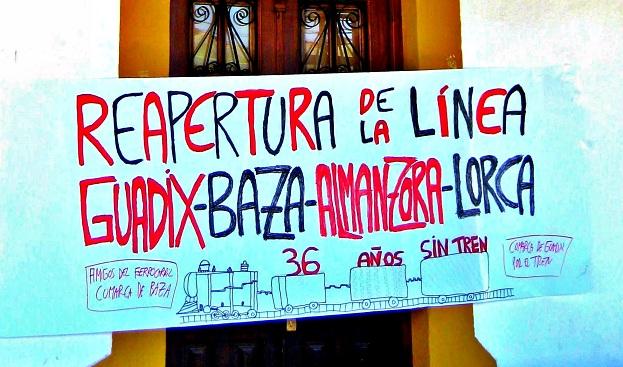 Pancarta reivindicativa sobre el tren hacia Guadix-Baza-Almanzora-Lorca.