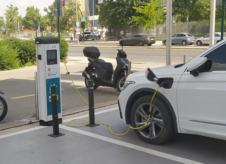 Recarga de un coche eléctrico junto al centro cultural CajaGranada.