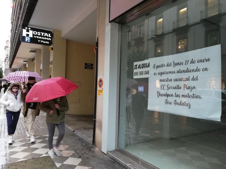 Cartel anunciando el cierre de un negocio que seguirá atendiendo en un centro comercial.