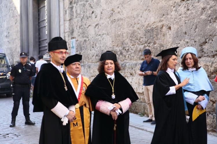 La rectora y la consejera han presidido la apertura del curso académico.