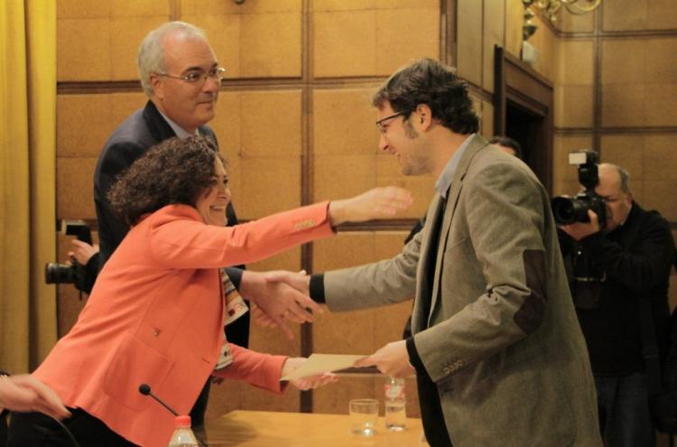 La rectora entrega uno de los premios. La rectora entrega uno de los premios.