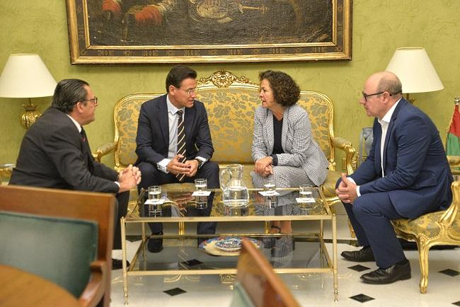 De izquierda a derecha, Carlos Ruiz Cosano, Luis Salvador, Pilar Aranda y Pedro Mercado. El alcalde ha recibido este viernes a la rectora de la UGR.