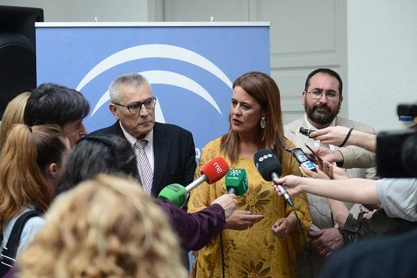 La consejera, este lunes, atiende a los periodistas antes de participar en una reunión en el Consejo Escolar.