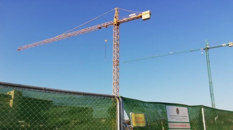 Grúas en el solar del PTS en el que se construye una de las residencias universitarias. 