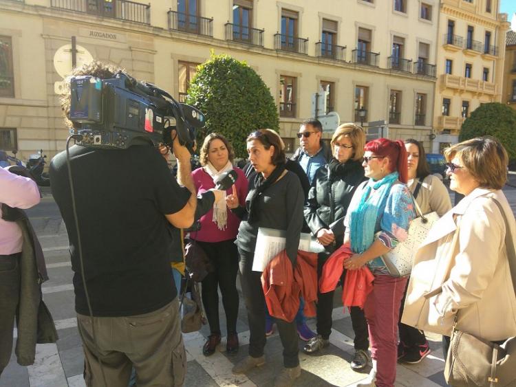 Trabajadoras de la Residencia, con la parlamentaria de IU María del Carmen Pérez, a las puertas del TSJA.