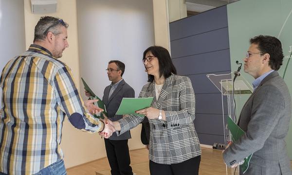 Entrega de una de las subvenciones a un agricultor.