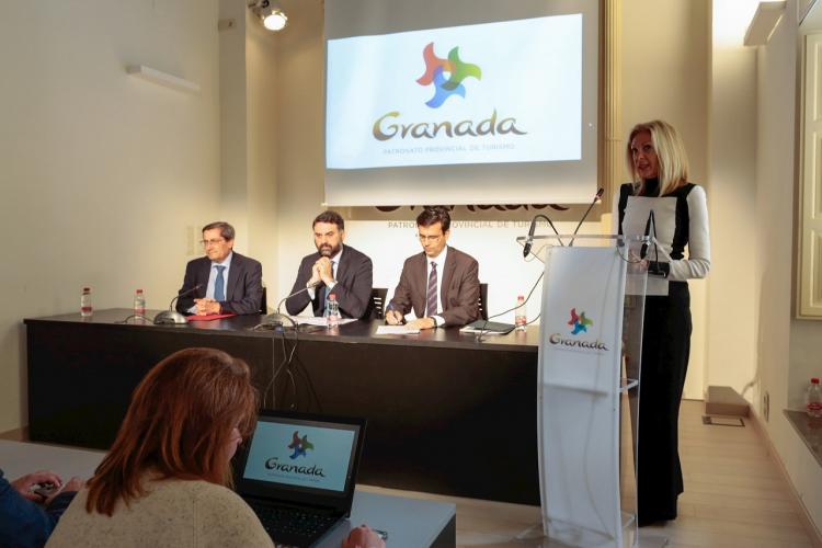 La consejera delegada de Cetursa junto al consejero, el alcalde y el presidente de Diputación. 