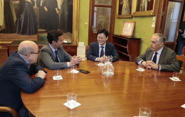 Reunión con directivos de la empresa coreana. 