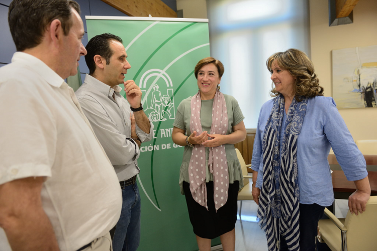 La delegada del Gobierno, junto a los representantes sindicales.