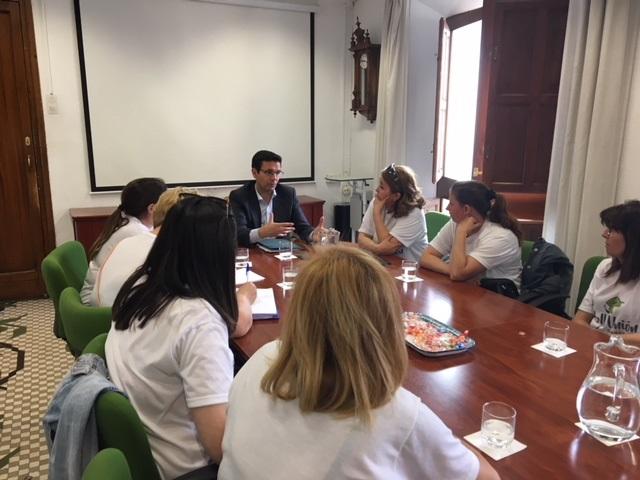 El alcalde, durante la reunión con las Kellys.