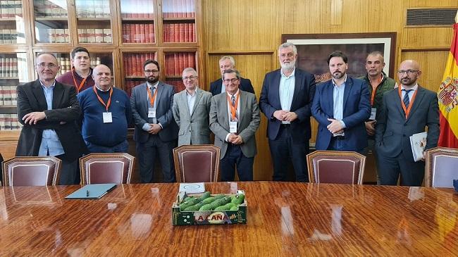 Delegación granadina, encabezada por José Entrena, con el secretario de Estado Hugo Morán.