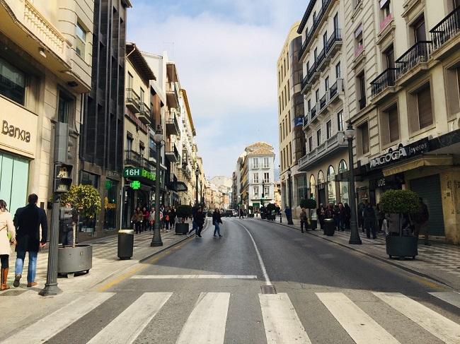 El taxista fue multado por recoger a una usuaria en Reyes Católicos.