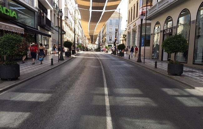 Calle Reyes Católicos, en una imagen de archivo con los toldos que se colocan para mitigar el calor. 