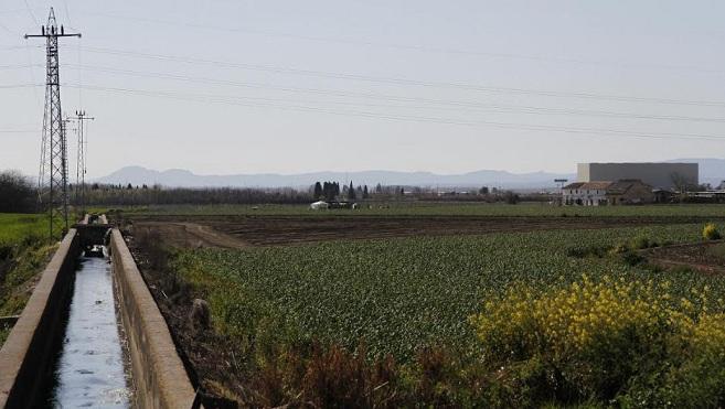 Acequia en la Vega de Granada. 