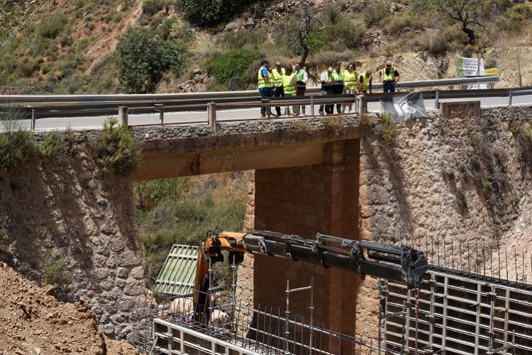 Puente que se va a ensanchar para que permita el paso de dos vehículos a la vez. 