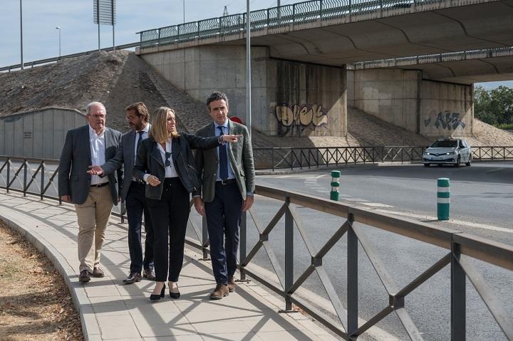 Responsables de la Junta en la rotonda del PTS de acceso a la Ronda Sur. 