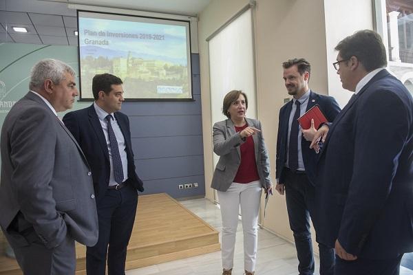 Representantes de Endesa con la delegada de la Junta en Granada y el delegado de Economía e Innovación.