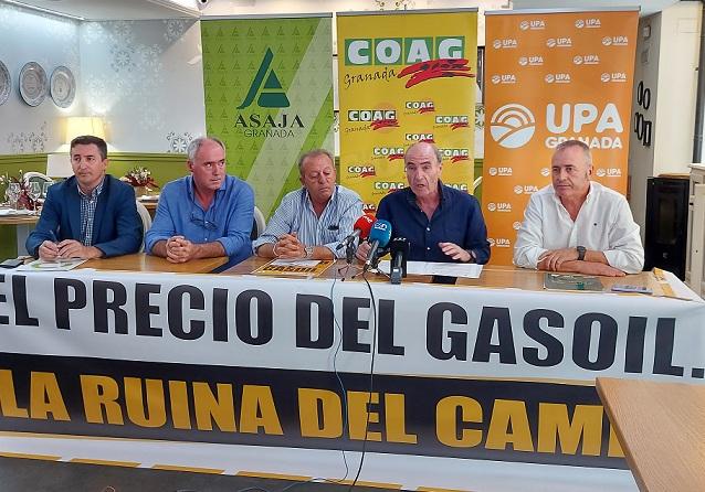 Responsables de organizaciones agrarias informan de la tractorada. 