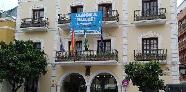Fachada del Ayuntamiento de Almuñécar con la pancarta reclamando las conducciones.