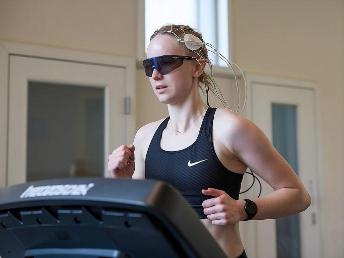 Una deportista con sensores de estimulación eléctrica cerebral.